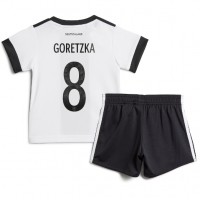 Tyskland Leon Goretzka #8 Hemmadräkt Barn VM 2022 Kortärmad (+ Korta byxor)